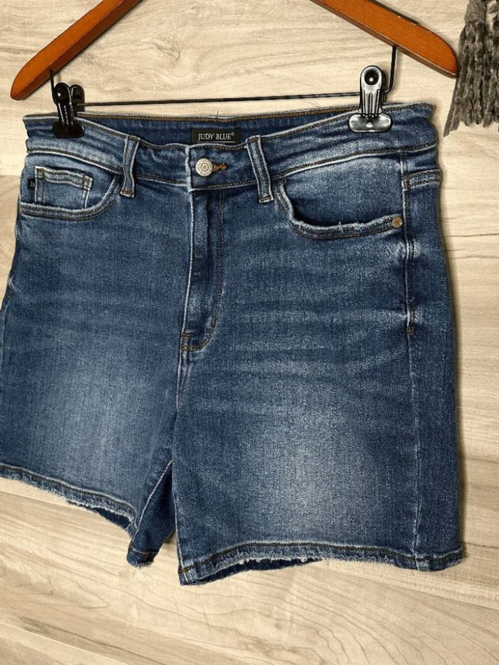 Judy Blue Womens Amelia Mid Length Distressed Denim Jean Shorts Size XL 12 14 - Picture 7 of 9